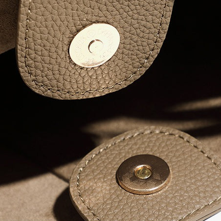 Elegant tygväska i äkta läder med pebbled läderficka