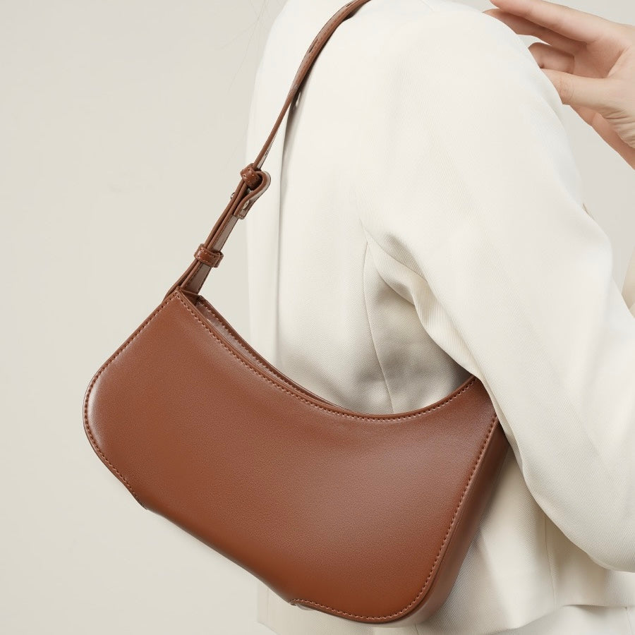 Minimalistisk damväska i äkta läder med halvmånemotiv