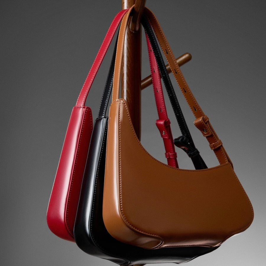 Minimalistisk damväska i äkta läder med halvmånemotiv