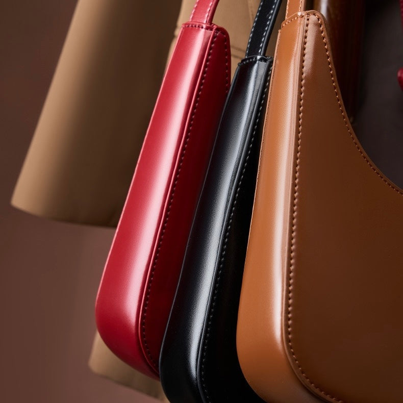 Minimalistisk damväska i äkta läder med halvmånemotiv