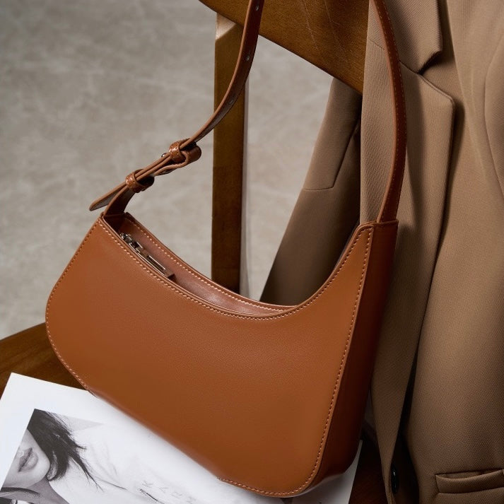 Minimalistisk damväska i äkta läder med halvmånemotiv