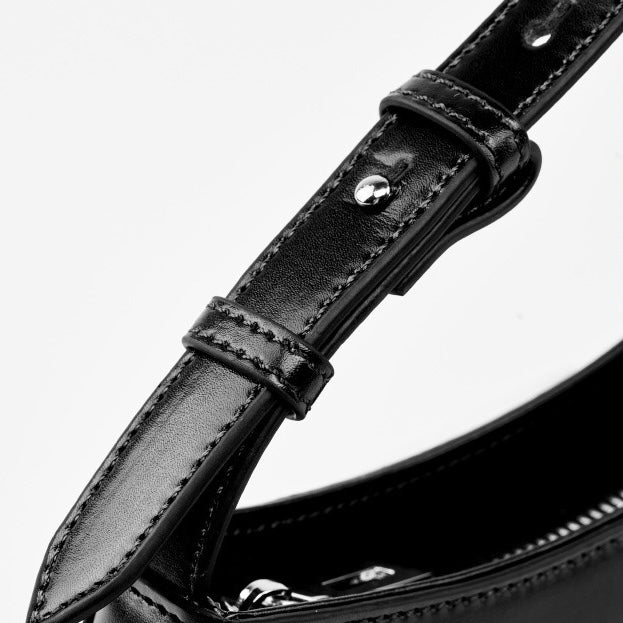 Minimalistisk damväska i äkta läder med halvmånemotiv