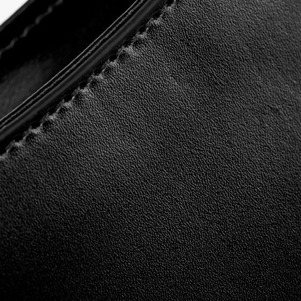 Minimalistisk damväska i äkta läder med halvmånemotiv