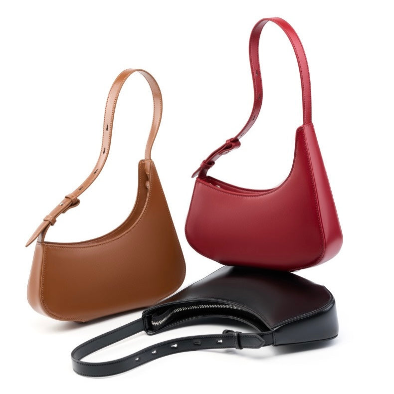 Minimalistisk damväska i äkta läder med halvmånemotiv