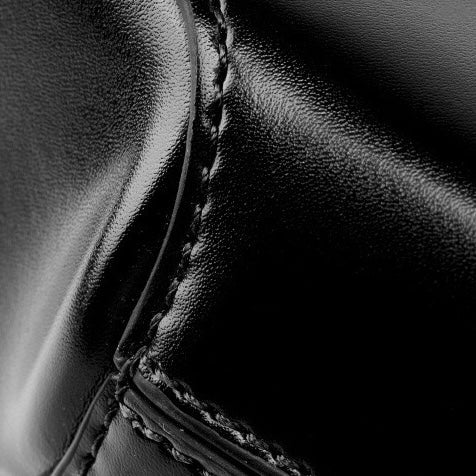 Minimalistisk damväska i äkta läder med halvmånemotiv