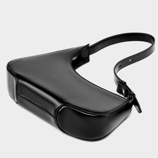 Minimalistisk damväska i äkta läder med halvmånemotiv