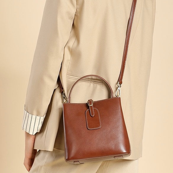 Stor axelväska i äkta läder för kvinnor