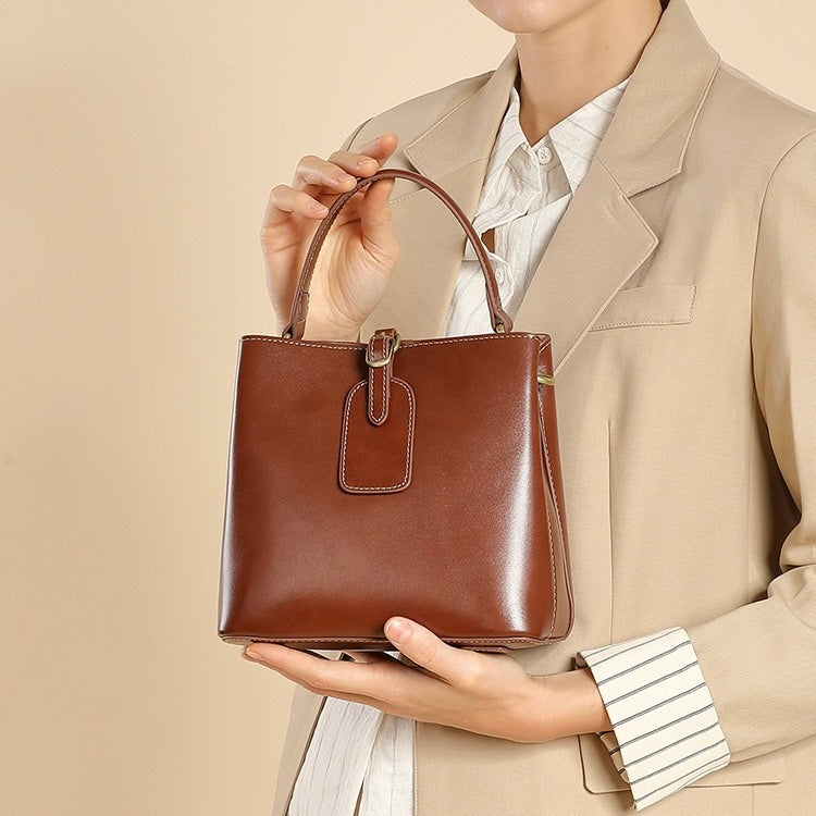 Stor axelväska i äkta läder för kvinnor