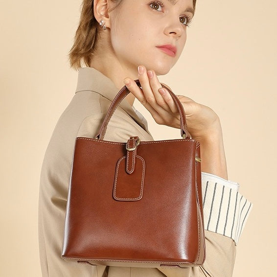 Stor axelväska i äkta läder för kvinnor