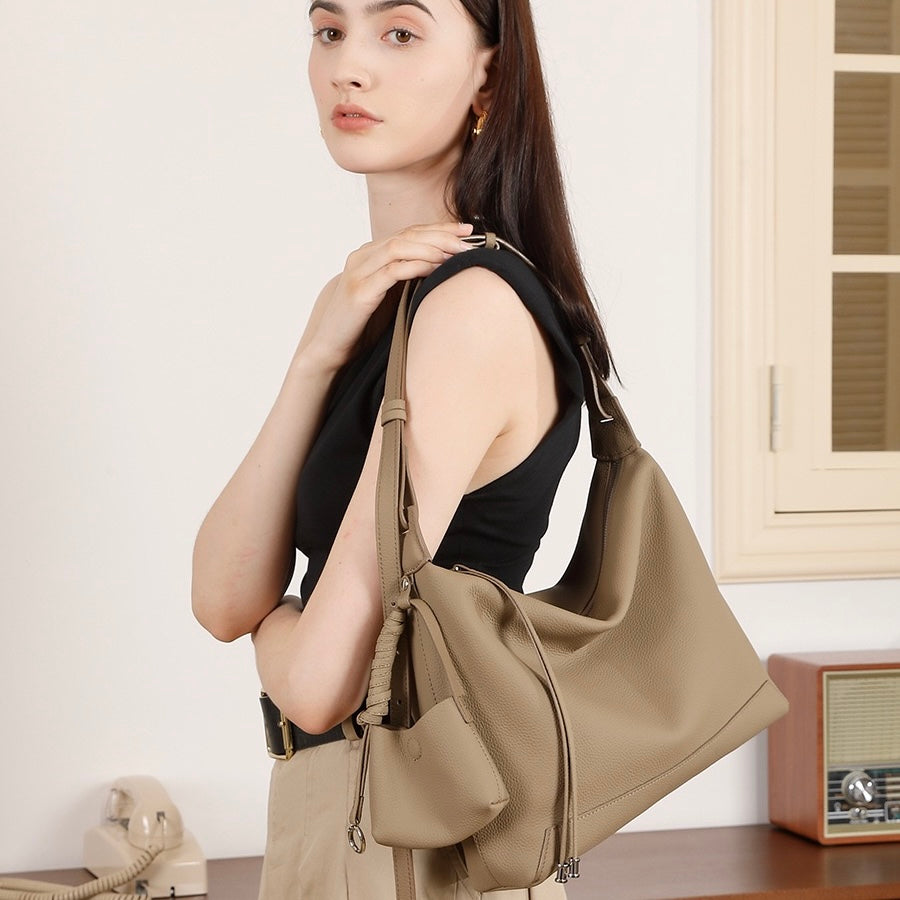 Minimalistisk axelväska i äkta läder med stor kapacitet