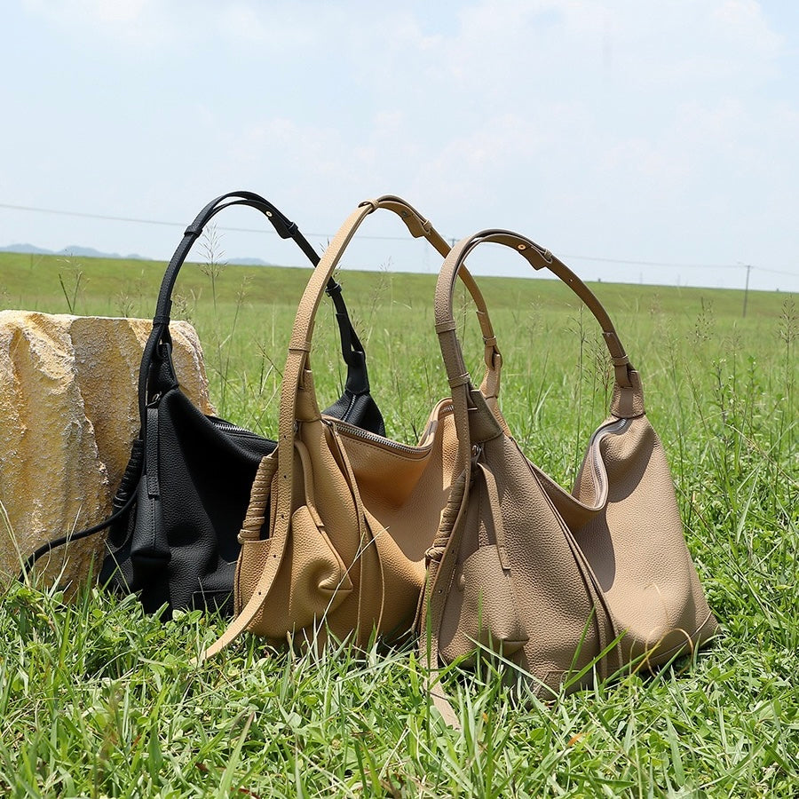 Minimalistisk axelväska i äkta läder med stor kapacitet