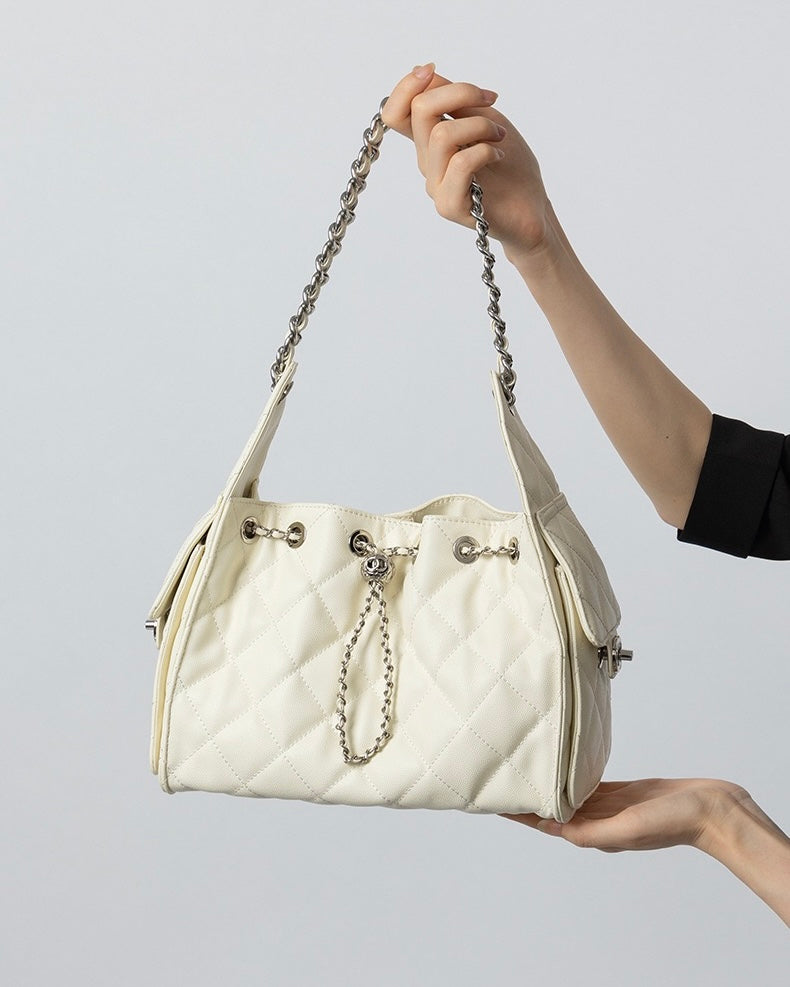 Äkta läder med kaviarmönster och stor kapacitet i hinkväska