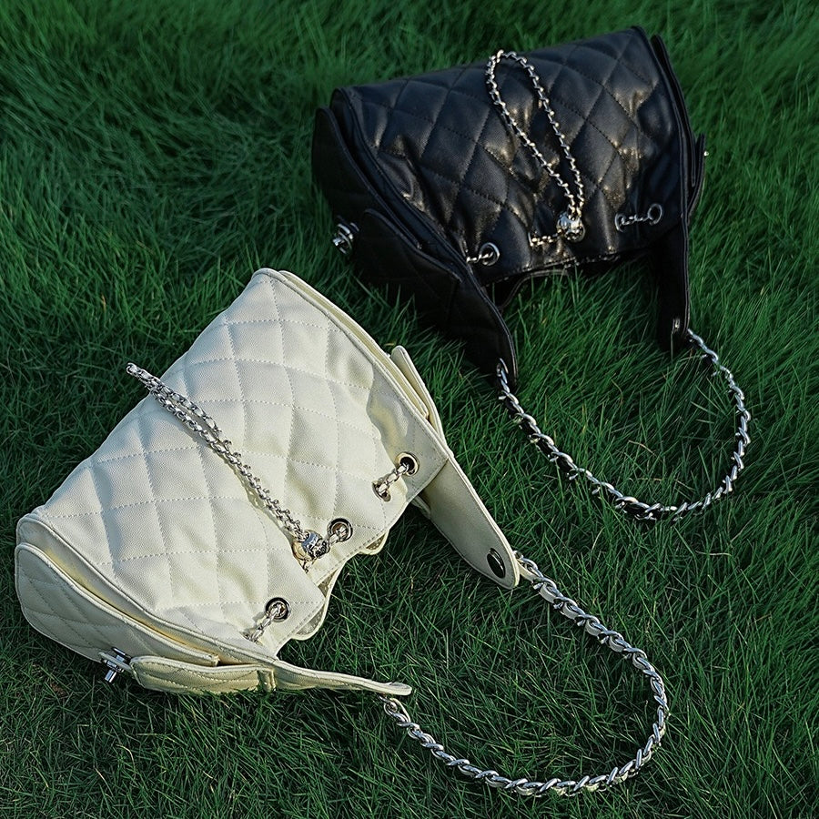 Äkta läder med kaviarmönster och stor kapacitet i hinkväska