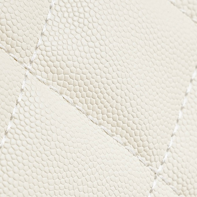 Äkta läder med kaviarmönster och stor kapacitet i hinkväska