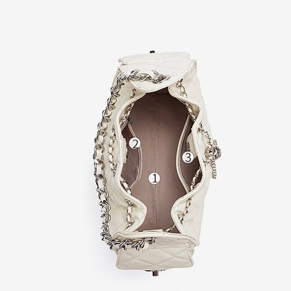 Äkta läder med kaviarmönster och stor kapacitet i hinkväska