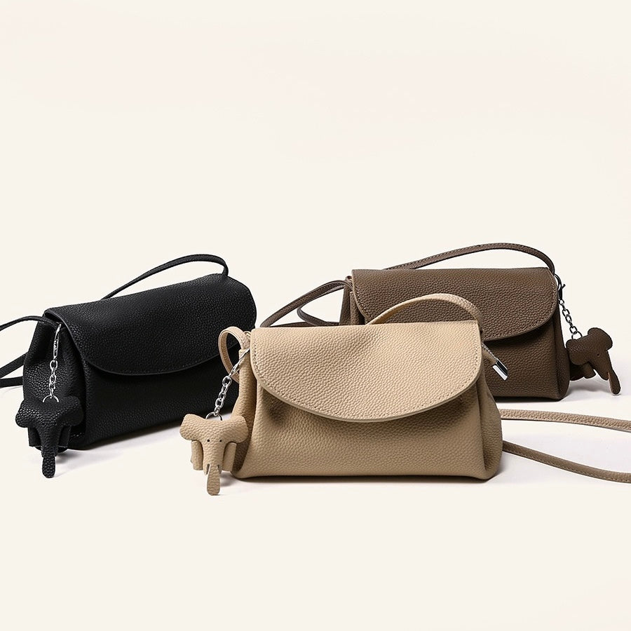 Utsökt axelväska i äkta läder med mini-elefanthänge