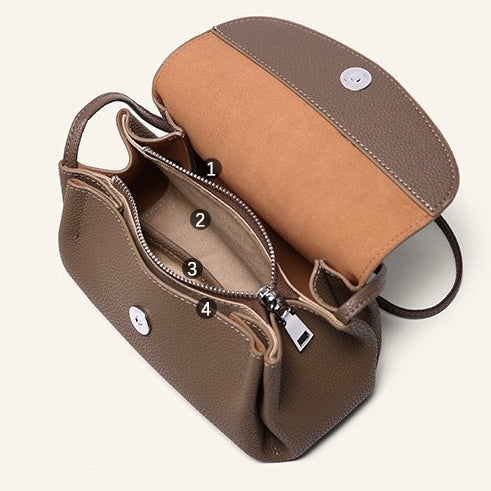 Utsökt axelväska i äkta läder med mini-elefanthänge