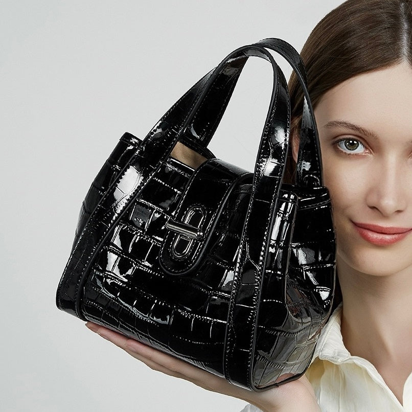 Krokodilpräglad läderväska med spänne och handtag