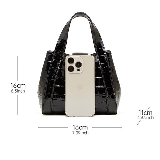 Krokodilpräglad läderväska med spänne och handtag