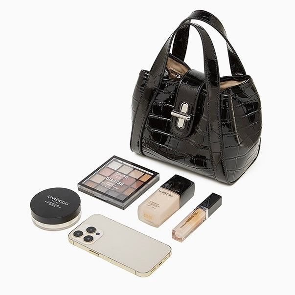 Krokodilpräglad läderväska med spänne och handtag