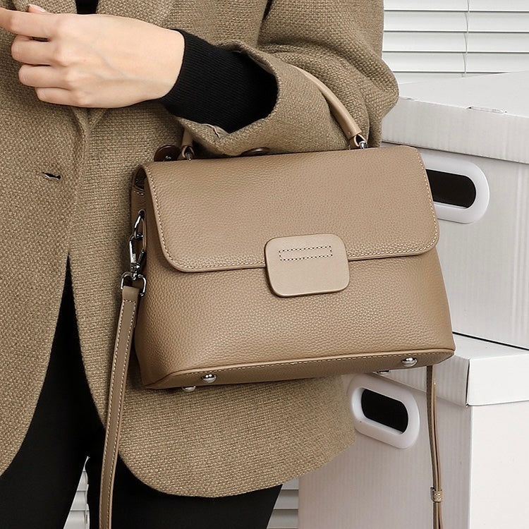 Minimalistisk kuvertväska i oxhud med hög kornstruktur