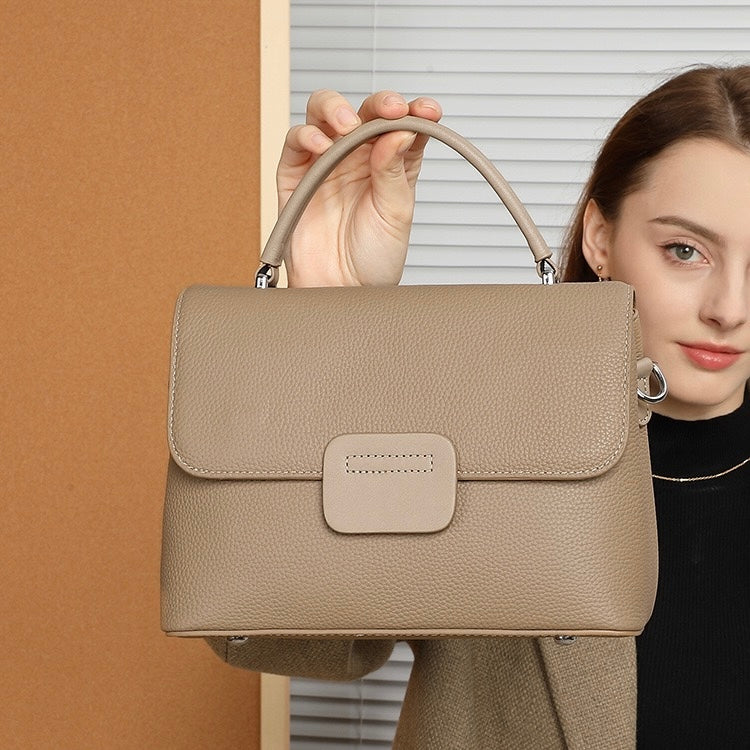 Minimalistisk kuvertväska i oxhud med hög kornstruktur