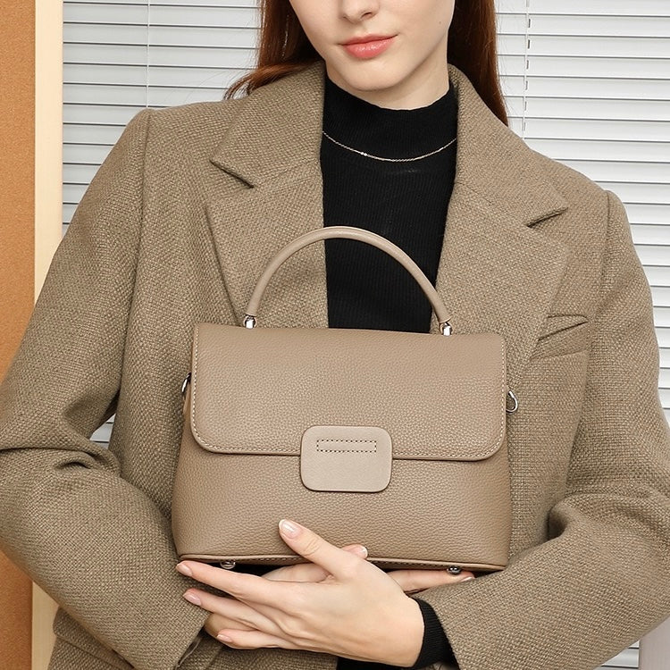 Minimalistisk kuvertväska i oxhud med hög kornstruktur