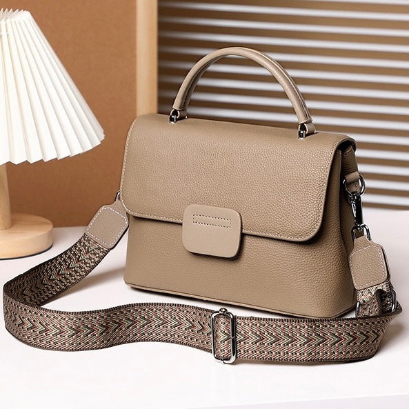 Minimalistisk kuvertväska i oxhud med hög kornstruktur