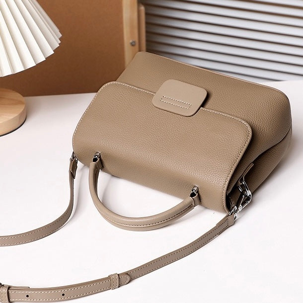 Minimalistisk kuvertväska i oxhud med hög kornstruktur