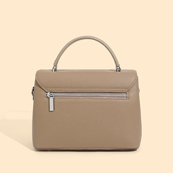 Minimalistisk kuvertväska i oxhud med hög kornstruktur