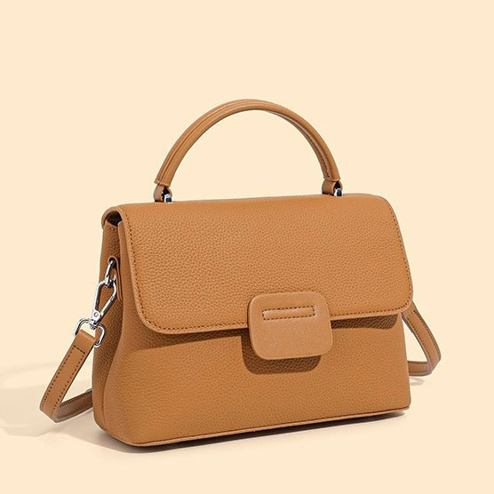 Minimalistisk kuvertväska i oxhud med hög kornstruktur