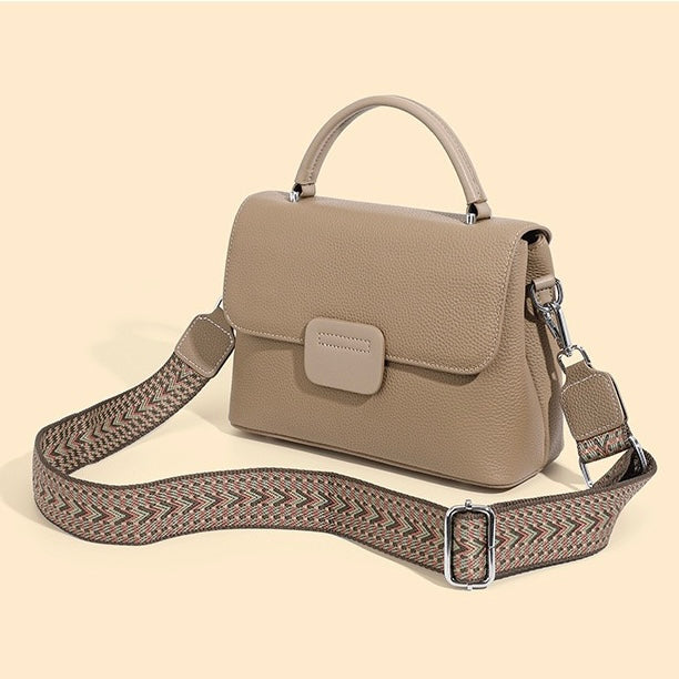 Minimalistisk kuvertväska i oxhud med hög kornstruktur