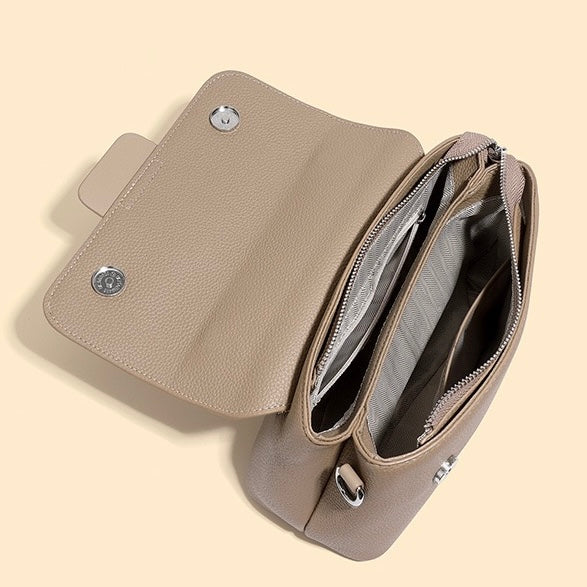 Minimalistisk kuvertväska i oxhud med hög kornstruktur