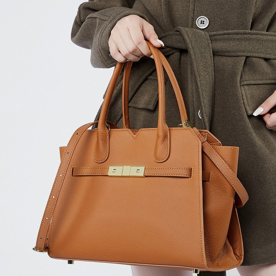 Klassisk strukturerad läderväska med guldfärgade detaljer