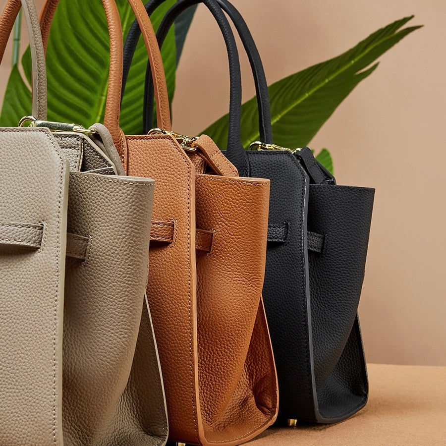 Klassisk strukturerad läderväska med guldfärgade detaljer