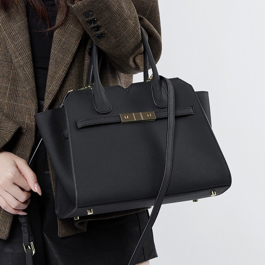 Klassisk strukturerad läderväska med guldfärgade detaljer