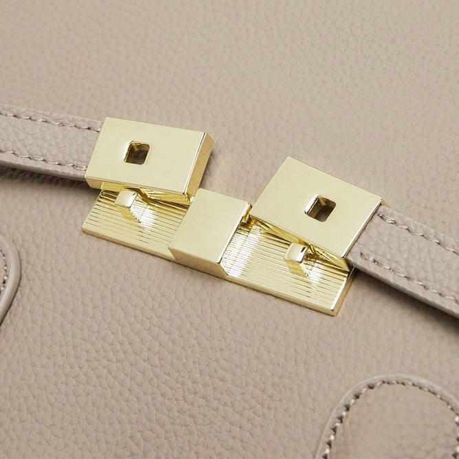 Klassisk strukturerad läderväska med guldfärgade detaljer