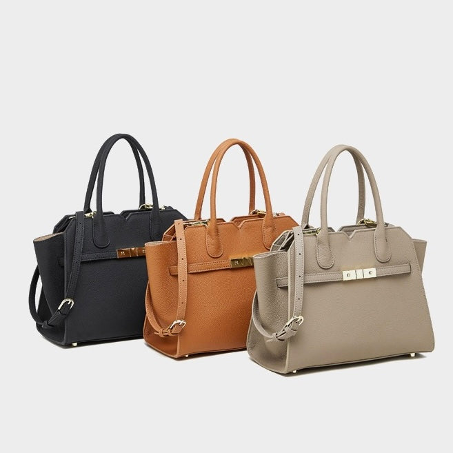 Klassisk strukturerad läderväska med guldfärgade detaljer