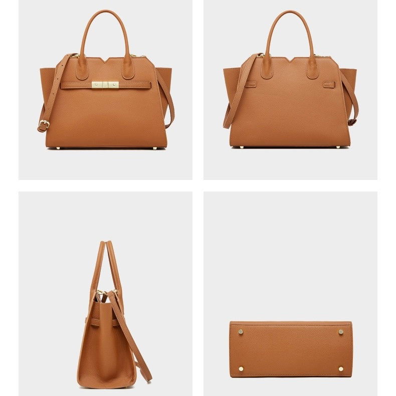 Klassisk strukturerad läderväska med guldfärgade detaljer