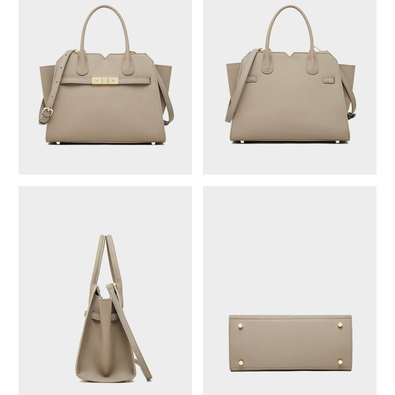 Klassisk strukturerad läderväska med guldfärgade detaljer