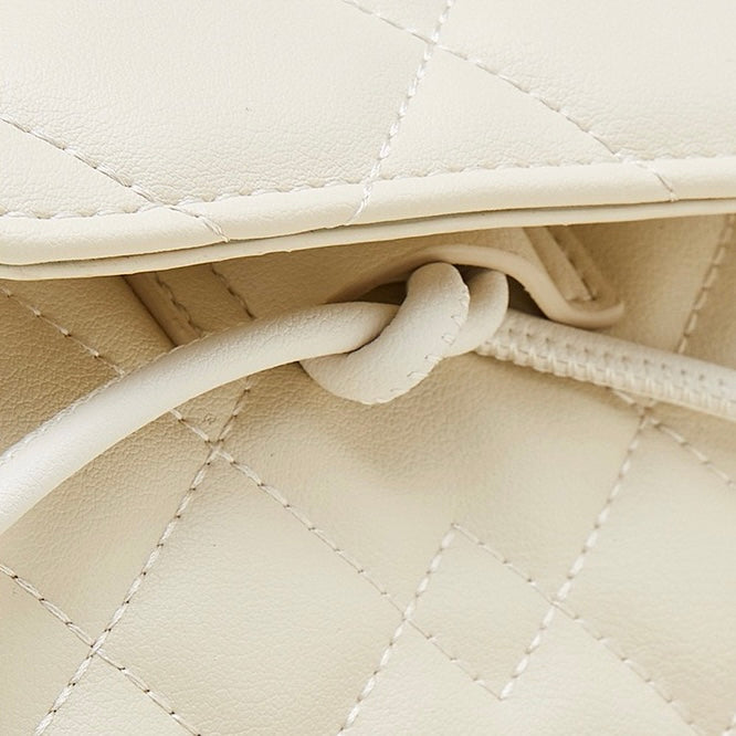 Elegant diamantbeklädd miniryggsäck i äkta läder med avtagbar ficka