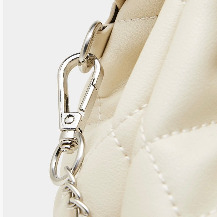 Elegant diamantbeklädd miniryggsäck i äkta läder med avtagbar ficka