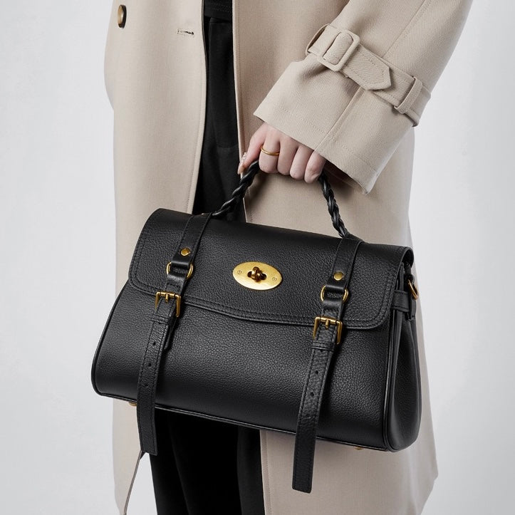 Klassisk läderväska med spänne och flätat handtag