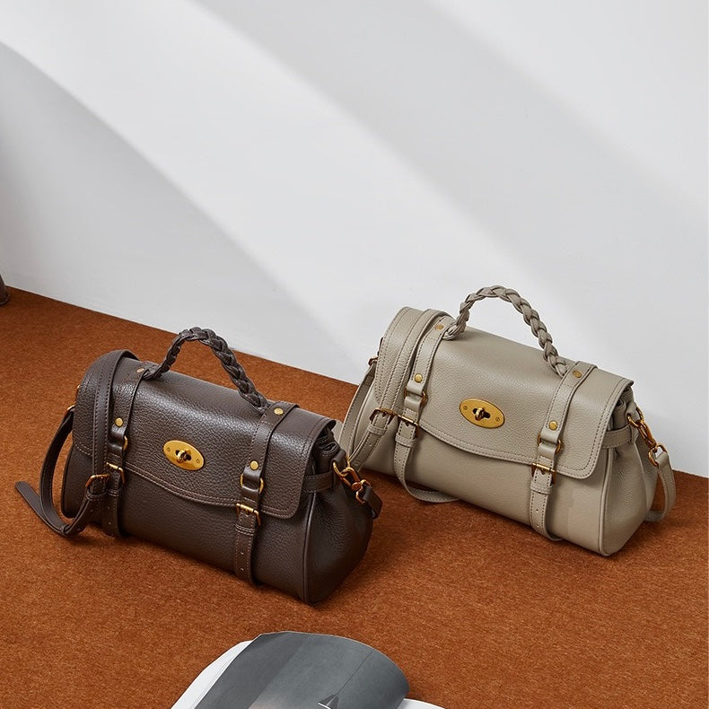 Klassisk läderväska med spänne och flätat handtag