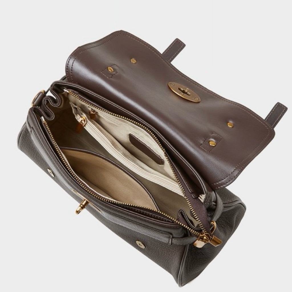 Klassisk läderväska med spänne och flätat handtag