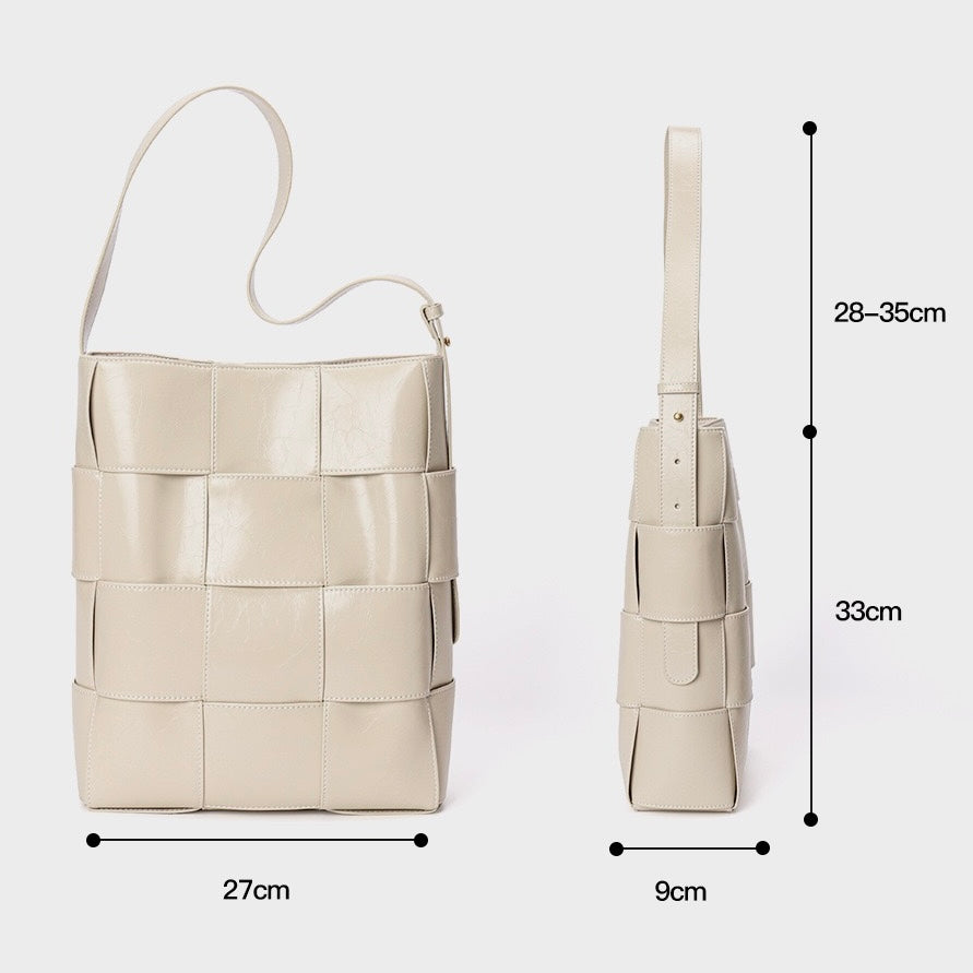 Beige vävd läderväska med hink och axelrem