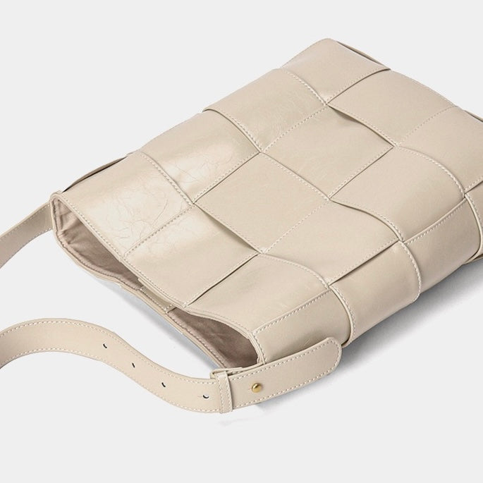 Beige vävd läderväska med hink och axelrem