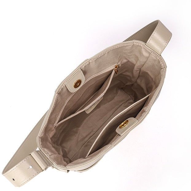 Beige vävd läderväska med hink och axelrem