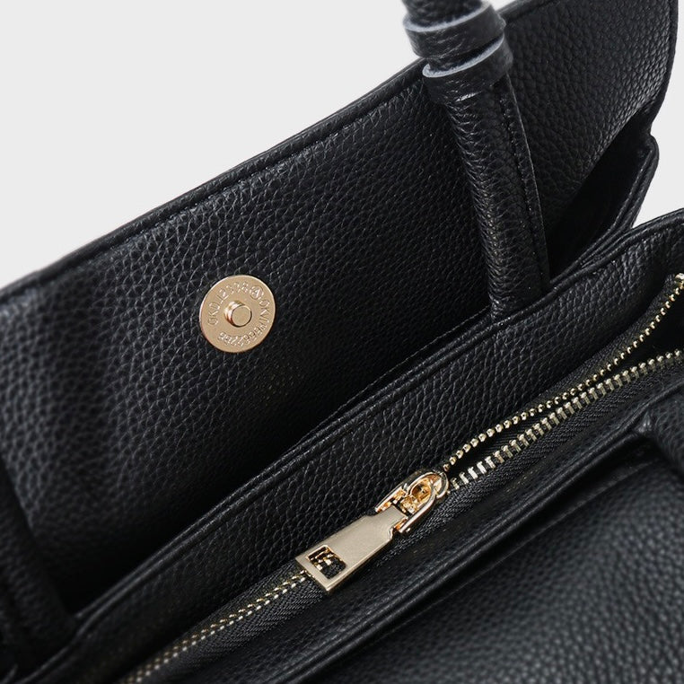 Äkta läderväska med rosprägling och avtagbar rem