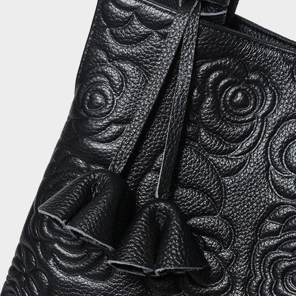 Äkta läderväska med rosprägling och avtagbar rem